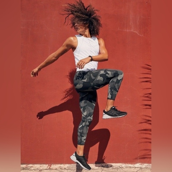 Athleta Camo Contender 7/8 Mid Rise Mid Compression Tights Size Small - Picture 4 of 11